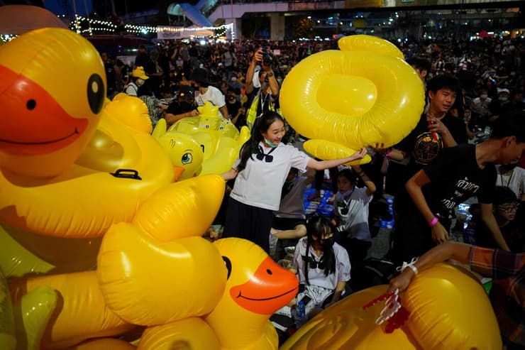 תאילנד ברווזים ברווזי גומי סמל המחאה נגד המלך והממשלה