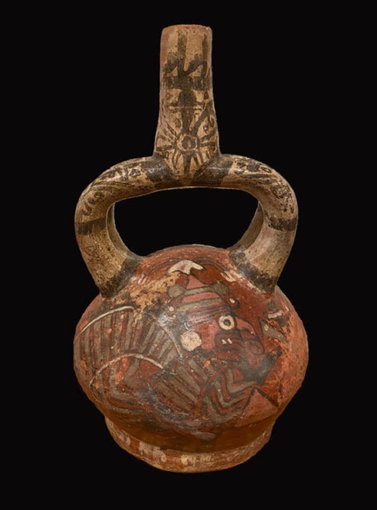 כלי חרס מאזור מוצ'ה בצפון פרו, עם פיגמנטים וטכניקות עיטור בהשפעת תרבות הווארי