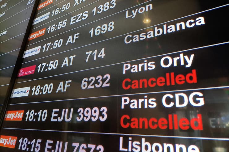 צרפת מחאה נגד רפורמה פנסיה של עמנואל מקרון לוח עם טיסות מבוטלות ב ניס