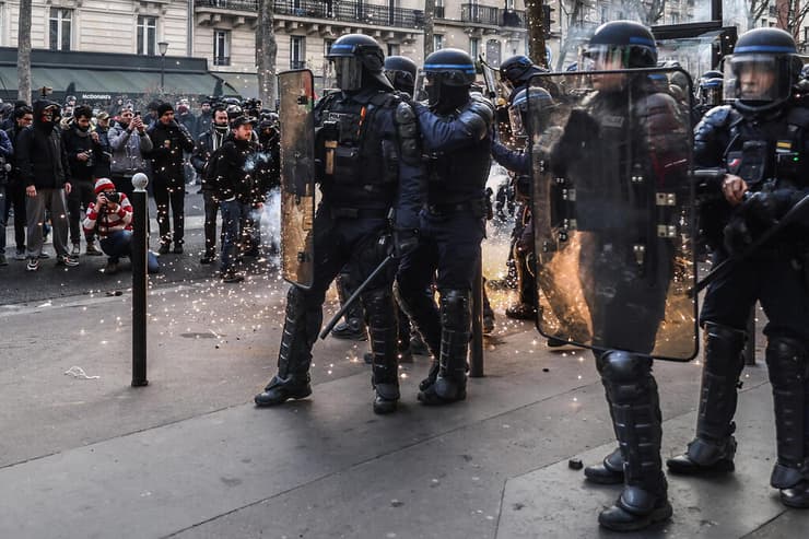 צרפת מחאה נגד רפורמה פנסיה של עמנואל מקרון פריז