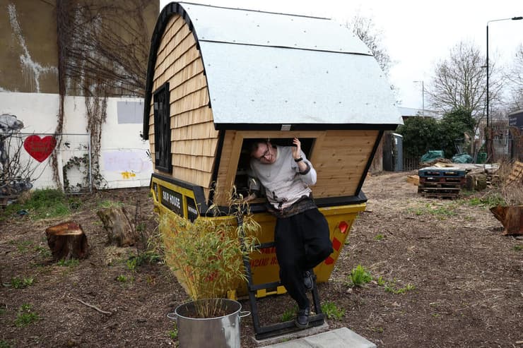 בריטניה הריסון מרשל אומן בנה בית ב פח אשפה