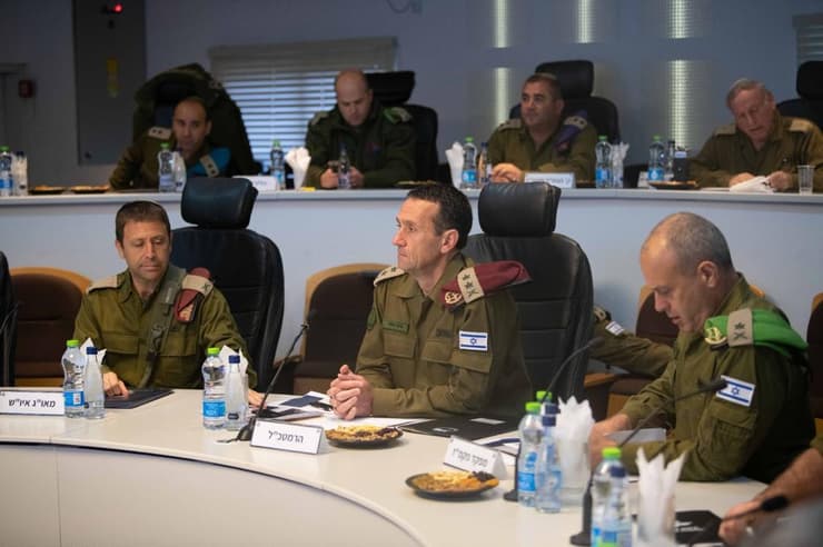 מפקד פיקוד מרכז יהודה פוקס מציג לרמטכ"ל הרצי הלוי את תחקירי האירועים המבצעיים האחרונים באיו"ש