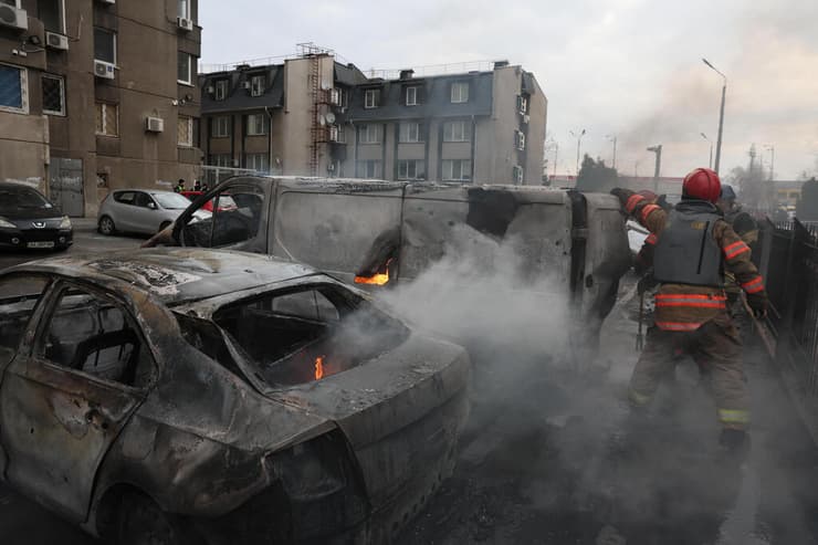אוקראינה קייב מכבים כלי רכב בוערים אחרי הפצצה רוסית 9 ב מרץ