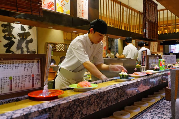 יפן מסעדת סושי סרט נע פרשת טרור הסושי תמונת ארכיון