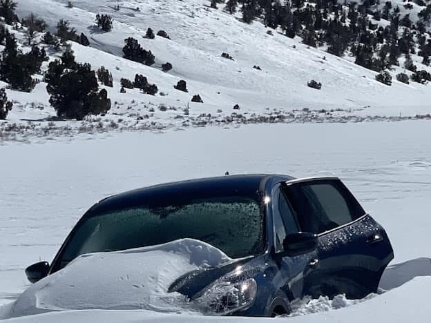 מכוניתו של ג'רי ג'ורט שנתקעה ב שלג באזור מרכז קליפורניה במהלך סופה ארה"ב