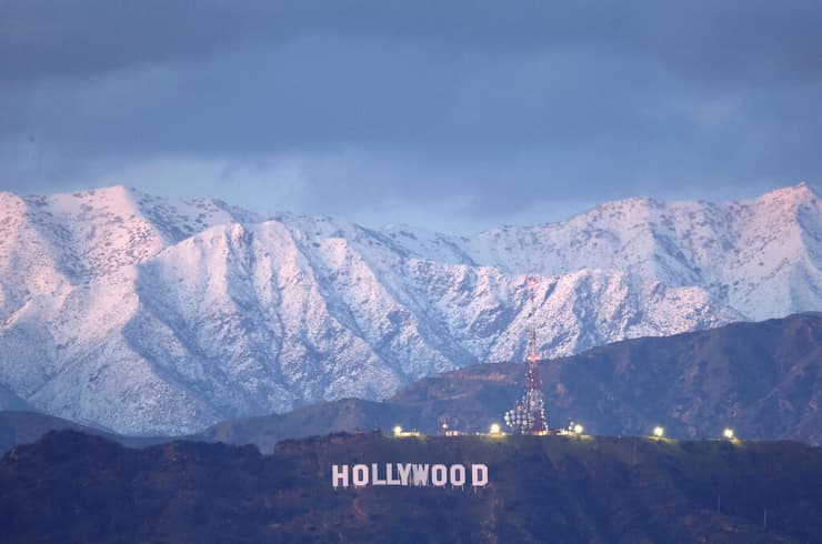 שלט הוליווד על רקע שלג ב הרים באזור לוס אנג'לס סופה קליפורניה ארה"ב