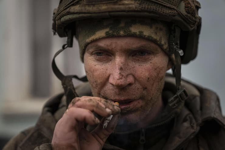 חייל ב צבא אוקראינה ב הפסקת סיגריה ב בחמוט