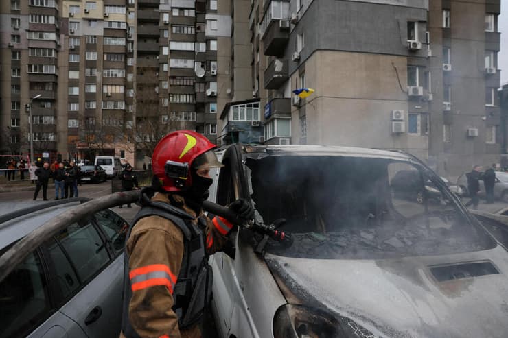 אוקראינה קייב מכבים כלי רכב בוערים אחרי הפצצה רוסית 9 ב מרץ