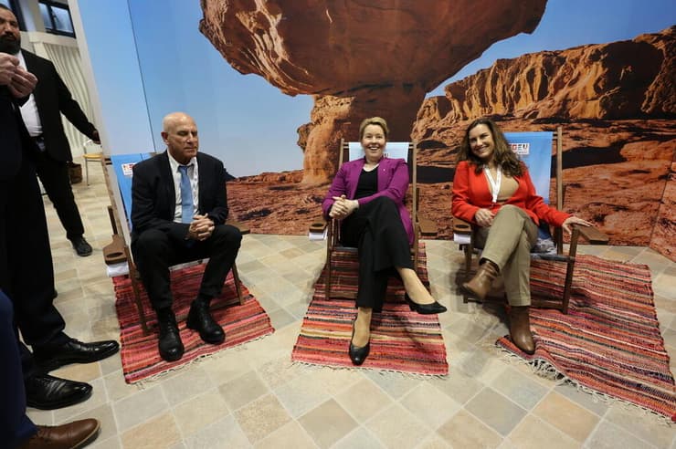 משמאל לימין: מנכ"ל משרד התיירות דני שחר, ראשת העיר ברלין פרציסקה גיפי, מנהלת לשכת התיירות של ישראל בגרמניה אלה זאק סולומון