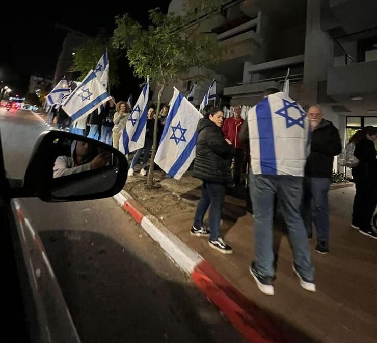 הפגנת תמיכה ספונטנית מול ביתו של עמי אשד