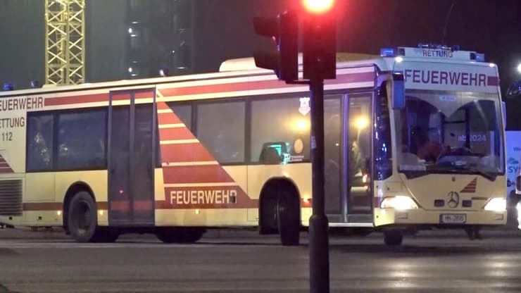 אוטובוס שבו פונו ניצולים מ ירי ירי ב מרכז דתי של עדי יהוה ב המבורג גרמניה