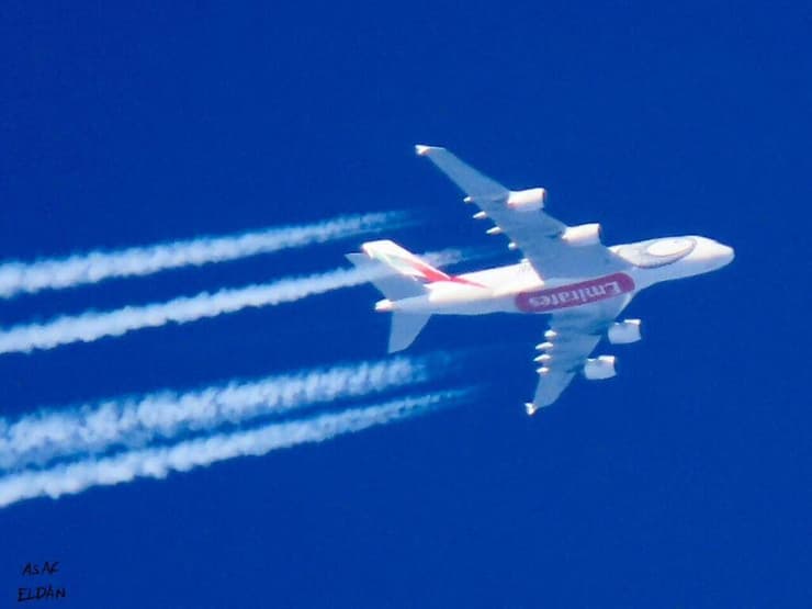מטוס הנוסעים הגדול ביותר בעולם משאיר שובל מעל שמי ישראל
