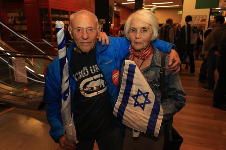 חיים ועדנה מנור, בני 92 ו-85, במחאה נגדהמהפכה המשפטית בחיפה