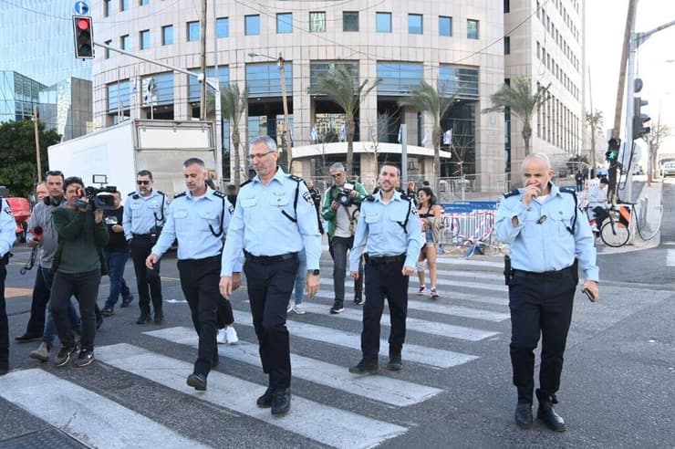 מפקד מחוז תל אביב במשטרה, עמי אשד, מקבל תדרוך לקראת ההפגנה בקפלן