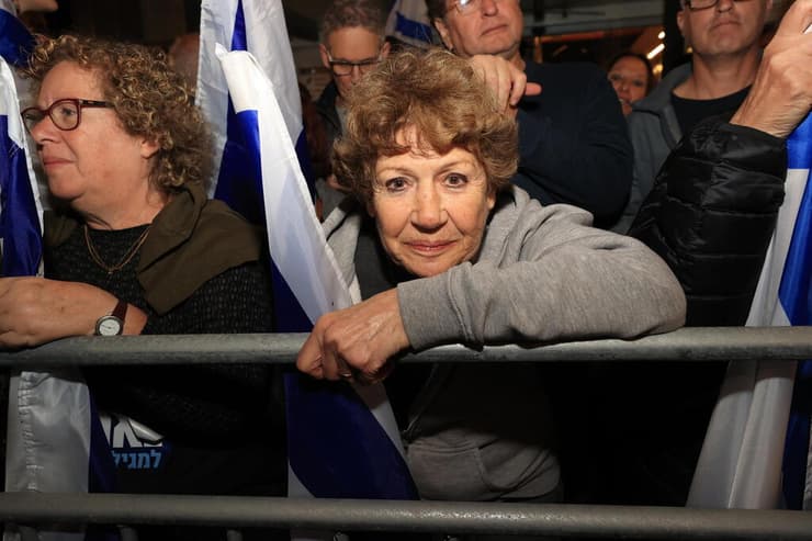 עדנה מדור, בת 81, במחאה נגד המהפכה המשפטית בחיפה