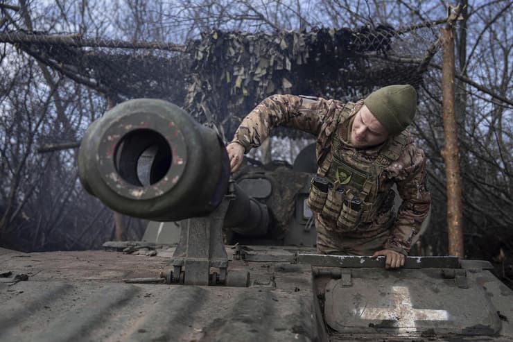 תותח הוביצר של אוקראינה באזור בחמוט מלחמה רוסיה