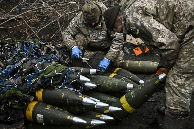 לוחמים של אוקראינה באזור בחמוט תחמושת ארטילריה פגז פגזים מלחמה רוסיה
