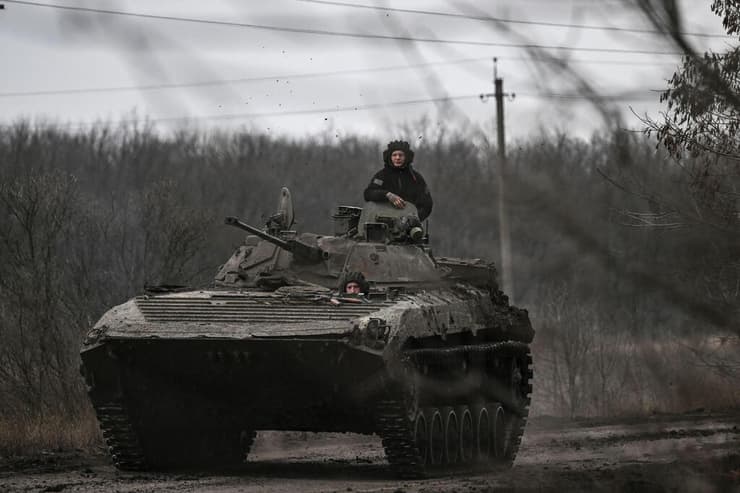 לוחמים של אוקראינה ב טנק באזור בחמוט מלחמה רוסיה