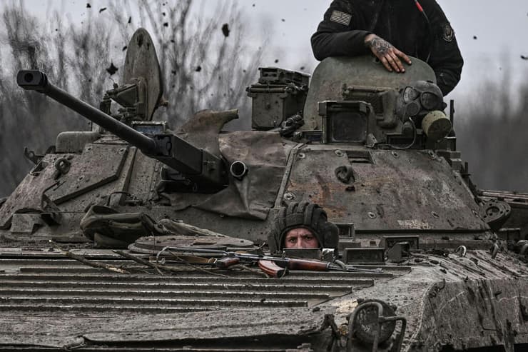 לוחמים של אוקראינה ב טנק באזור בחמוט מלחמה רוסיה