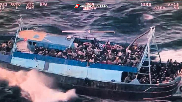 מהגרים שחולצו מ סירה צפופה סמוך לחופי קלבריה איטליה ב-12 במרץ