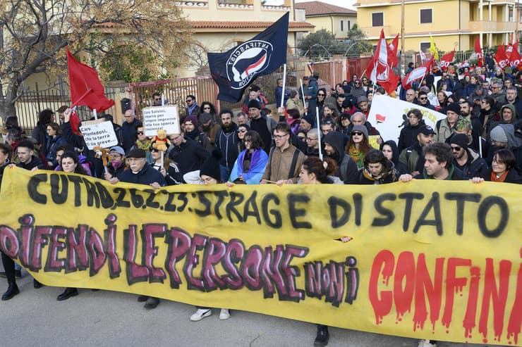 מפגינים מארגון בשם "תפסיקו את הטבח, עכשיו!" מוחים נגד מדיניות ה הגירה של ממשלת איטליה ליד זירת האסון של טביעת מהגרים ב קלבריה