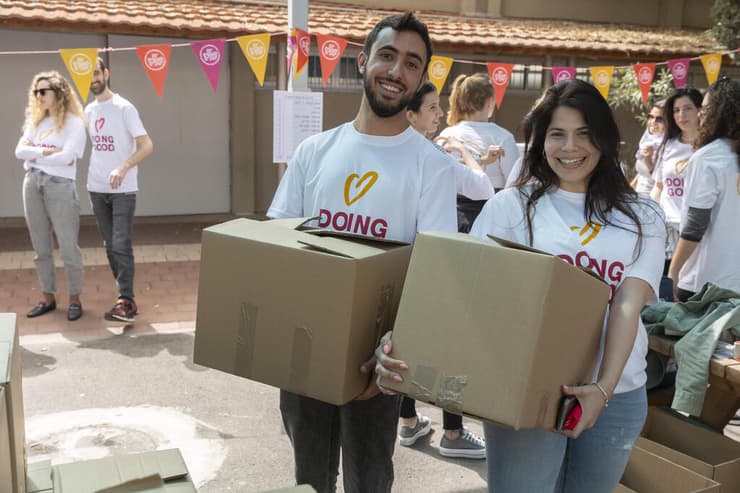 עושים טוב לקראת פסח. כ 300 מתנדבים הגיעו  לבית ספר מקס פיין בתל-אביב וארזו חבילות מזון לחג לנזקקים
