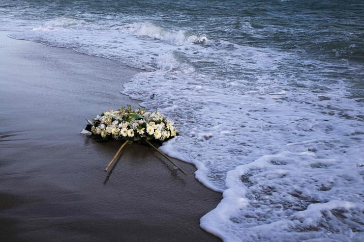 פרחים לזכר קורבנות אסון טביעת ה מהגרים ב קוטרו בחופי קלבריה ב איטליה 11 במרץ
