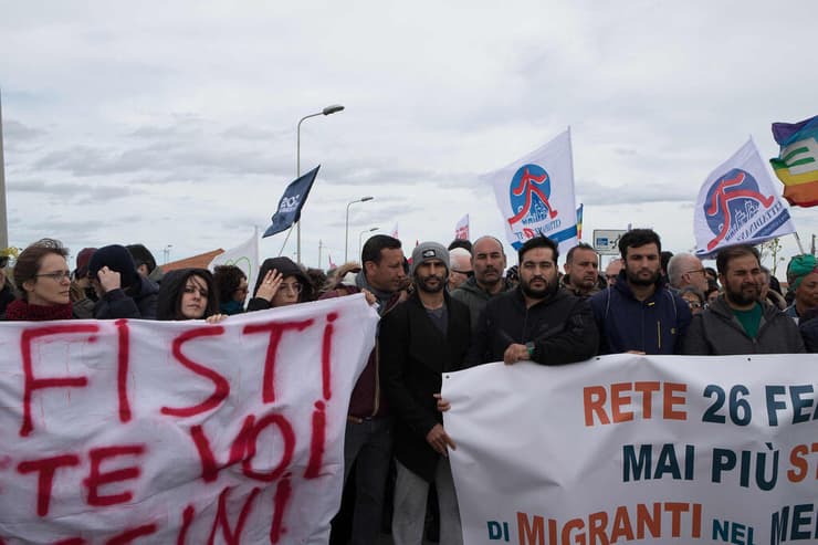 מפגינים מארגון בשם "תפסיקו את הטבח, עכשיו!" מוחים נגד מדיניות ה הגירה של ממשלת איטליה ליד זירת האסון של טביעת מהגרים ב קלבריה