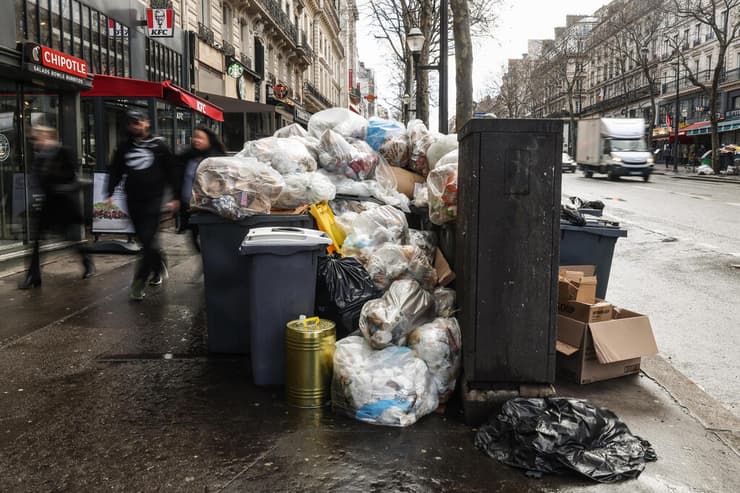 זבל אשפה ברחובות פריז צרפת בעקבות שביתה של עובדי ניקיון ותברואה במחאה על רפורמת פנסיה פנסיות