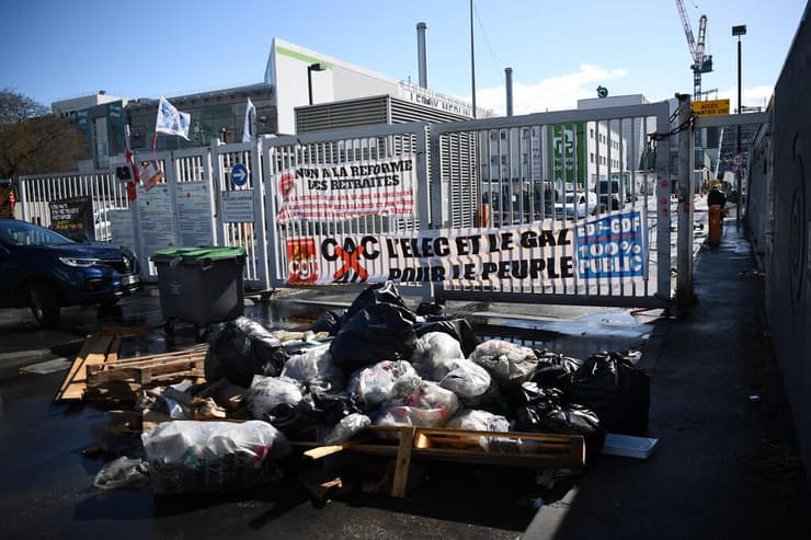 חסימה של כניסה ל מתקן טיפול ב פסולת באזור פריז צרפת כחלק משביתה של עובדי ניקיון ותברואה במחאה על רפורמת פנסיה פנסיות