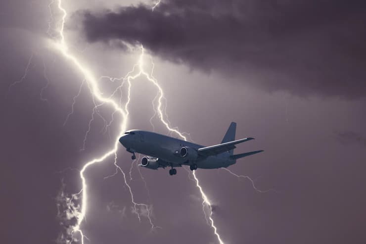 מטוס בסערת ברקים