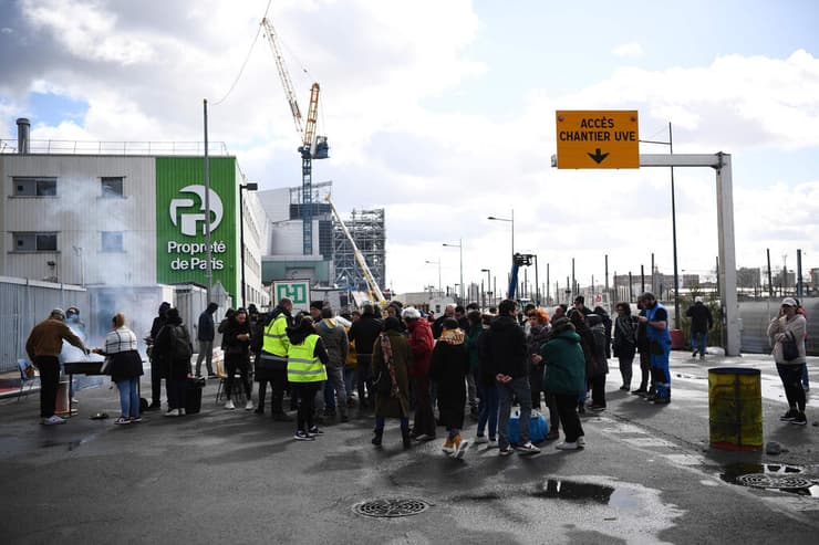 חסימה של כניסה ל מתקן טיפול ב פסולת באזור פריז צרפת כחלק משביתה של עובדי ניקיון ותברואה במחאה על רפורמת פנסיה פנסיות