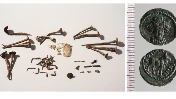 חלק מתכולת הקבר בסגלאסוס: מסמרים מכופפים, שברי כלי חרס ומטבע מהמאה ה-2 לספירה