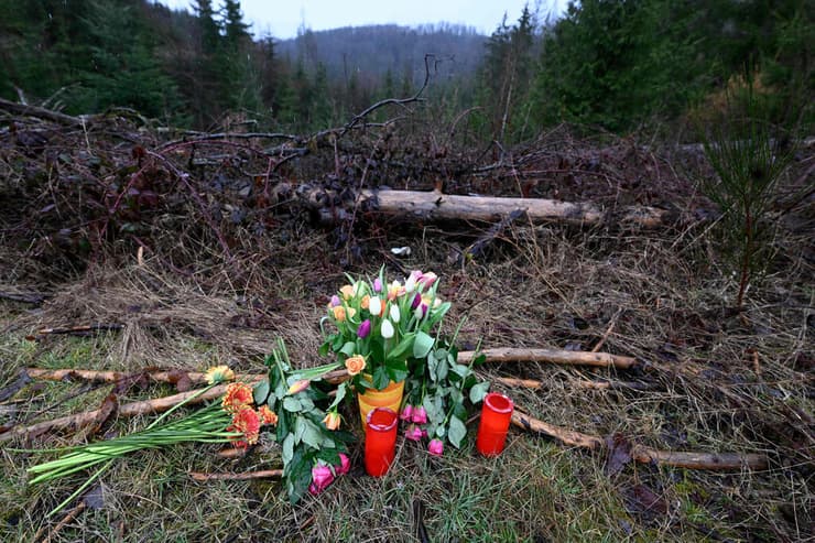 פרחים לזכר הילדה לואיז שנרצחה רצח ב זירה שבה נמצאה הגופה ב גרמניה בעיירה פרוידנברג