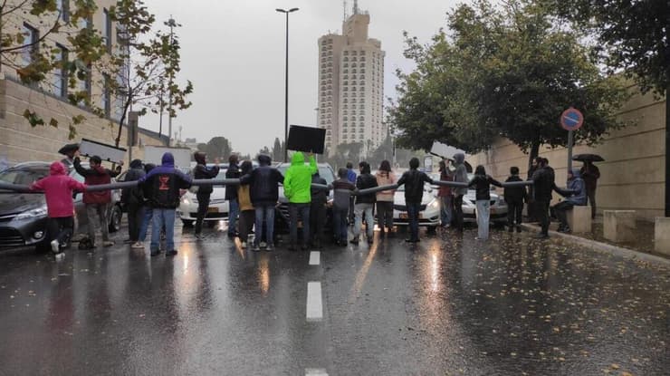 פעילים נגד ההפיכה המשטרית חוסמים את הכביש המוביל לכניסה למשרדי הממשלה