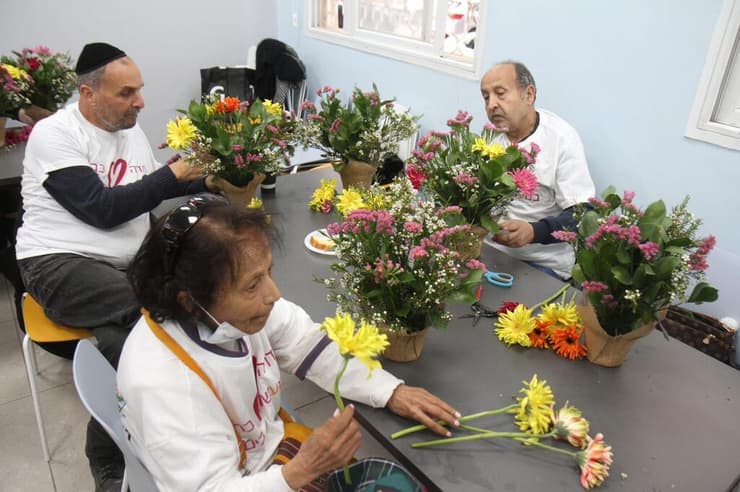 מועדון נ״ר (נגיש-רגיש, מועדון חברתי לנכים) קיים סדנת שזירת פרחים וחילק את הזרים למטופלים בבית החולים הלל יפה