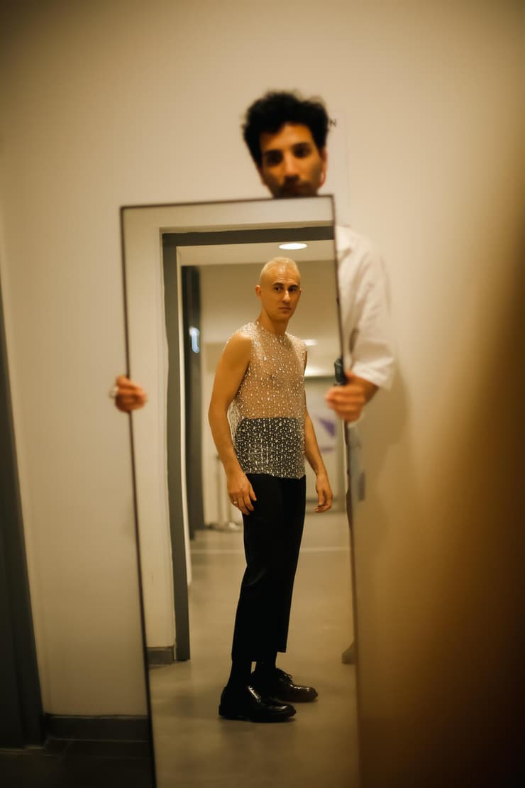 אסף אמדורסקי מאחורי הקלעים בתצוגת האופנה של מאי משיח