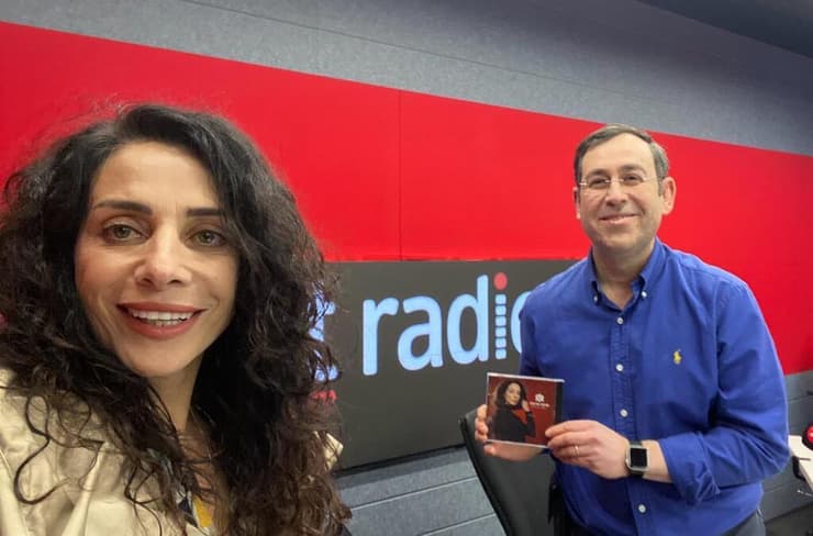 שרונה אלימלך לצד יצחק טסלר באולפן ynet radio