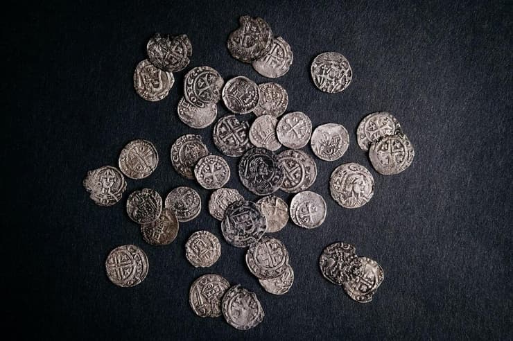 מטבעות הכסף שנכללו באוצר שהתגלה בהוגווד שבצפון הולנד
