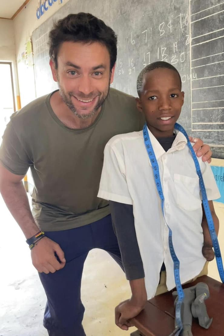פרוטזות לילדים בטנזניה - אחי קושניר עם עילד עם ארנולדי במדידות