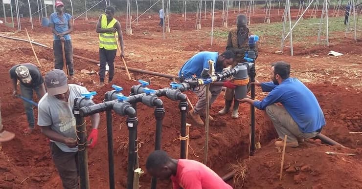 התקנת מערכות השקיה - פעילות קלטיב-איד באפריקה - תומר מלחי