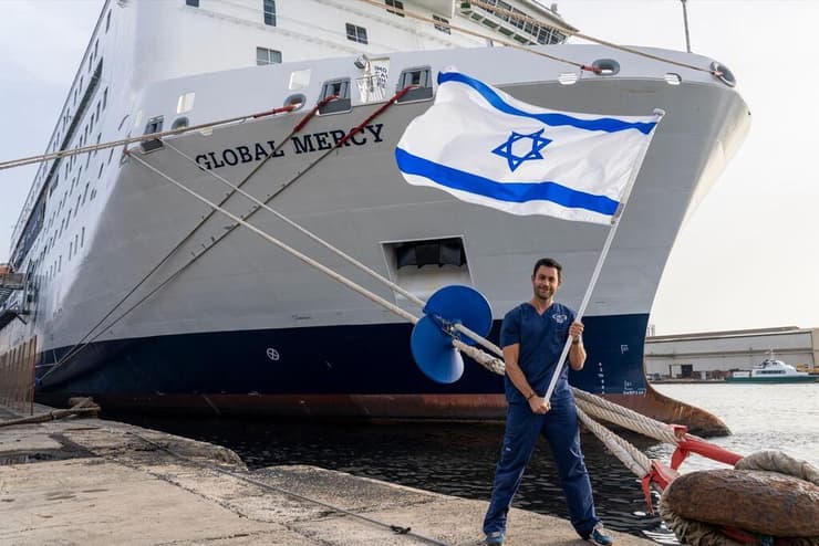 אחי קושניר נושא את דגל ישראל בגאווה כישראלי הראשון בהיסטוריה על סיפון האונייה גלובל מרסי