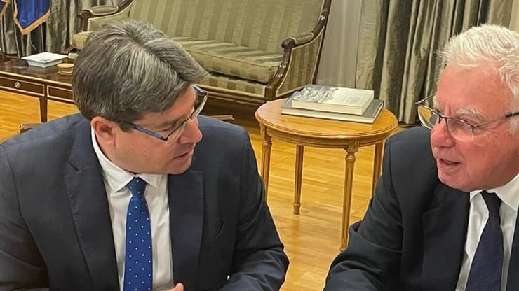 אקוניס בפגישתו עם פנג׳וטיס פיקרומנוס, סגן ראש ממשלת יוון