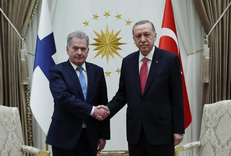 נשיא טורקיה רג'פ טאיפ ארדואן עם נשיא פינלנד סאולי ניניסטה  ב אנקרה אישור בקשת הצטרפות ל נאט"ו