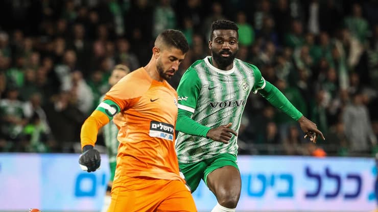 הפתרון בין הקורות? ג'רפי (צילום: עוז מועלם) שוער מ.ס. אשדוד יואב ג'רפי מול שחקן מכבי חיפה פרנצדי פיירו