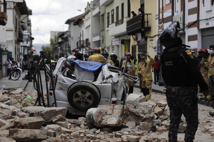 נזקי רעידת ה אדמה ב אקוודור