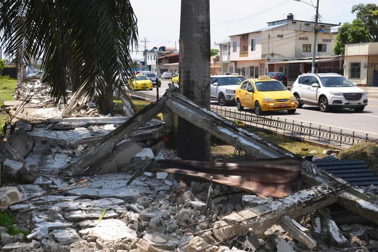 נזקי רעידת ה אדמה ב אקוודור