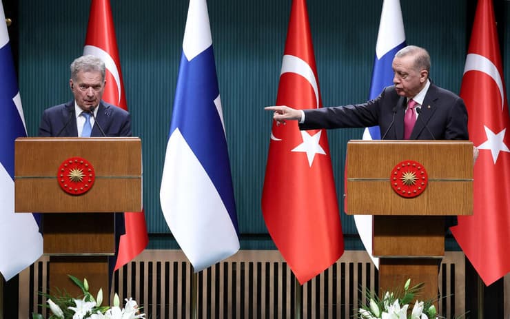 נשיא טורקיה רג'פ טאיפ ארדואן עם נשיא פינלנד סאולי ניניסטה  ב אנקרה אישור בקשת הצטרפות ל נאט"ו