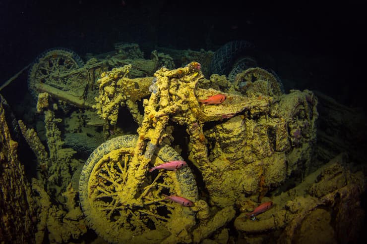 אחד משרידי האופנועים על הריסות האונייה הבריטית אס אס טיסלגורם