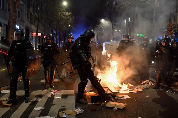 צרפת פריז מפגינים משטרה מחאה על רפורמת הפנסיה של עמנואל מקרון